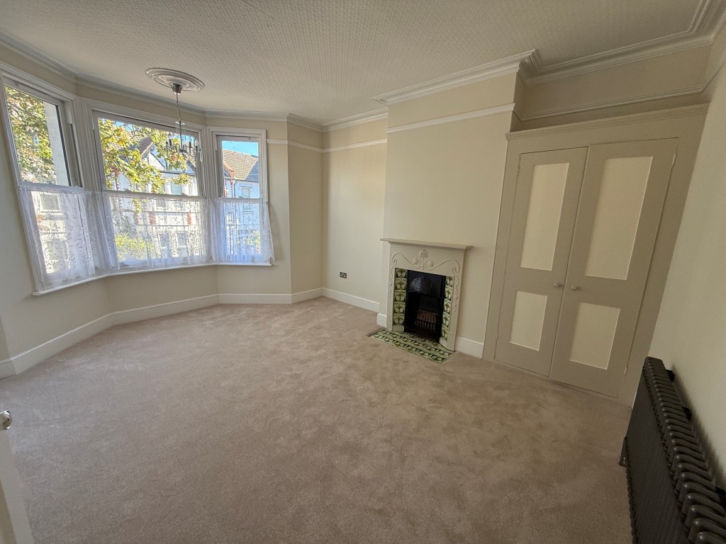 Lot: 132 - THREE-BEDROOM TERRACE HOUSE - Bedroom 1 with Bay Window to front and fireplace